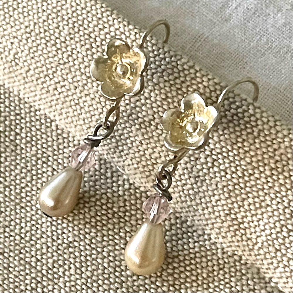 Dainty pearl drop earrings
